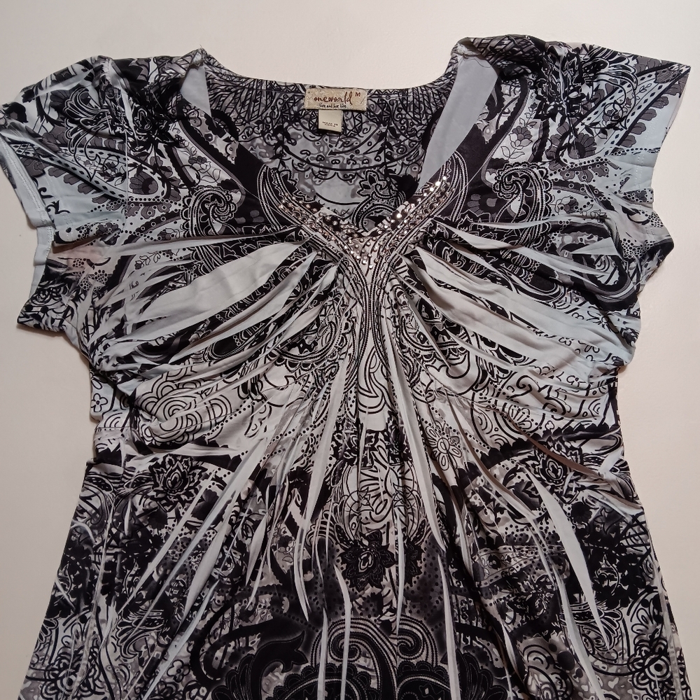 Meduim Women's Black and White Patterned Top.